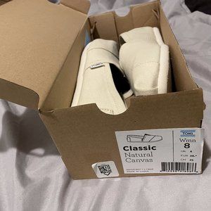 TOMS Classic Women's Shoe (NEW)